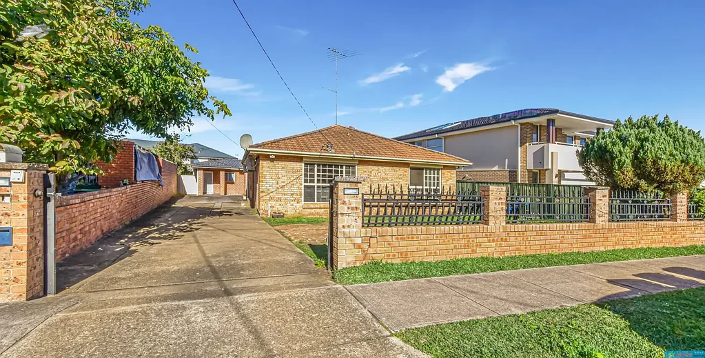 Fairfield West 5房 致所有投资者和开发商 — 罕见的双收入机会！ CALLING ALL INVESTORS & DEVELOPERS — RARE DUAL INCOME OPPORTUNITY!