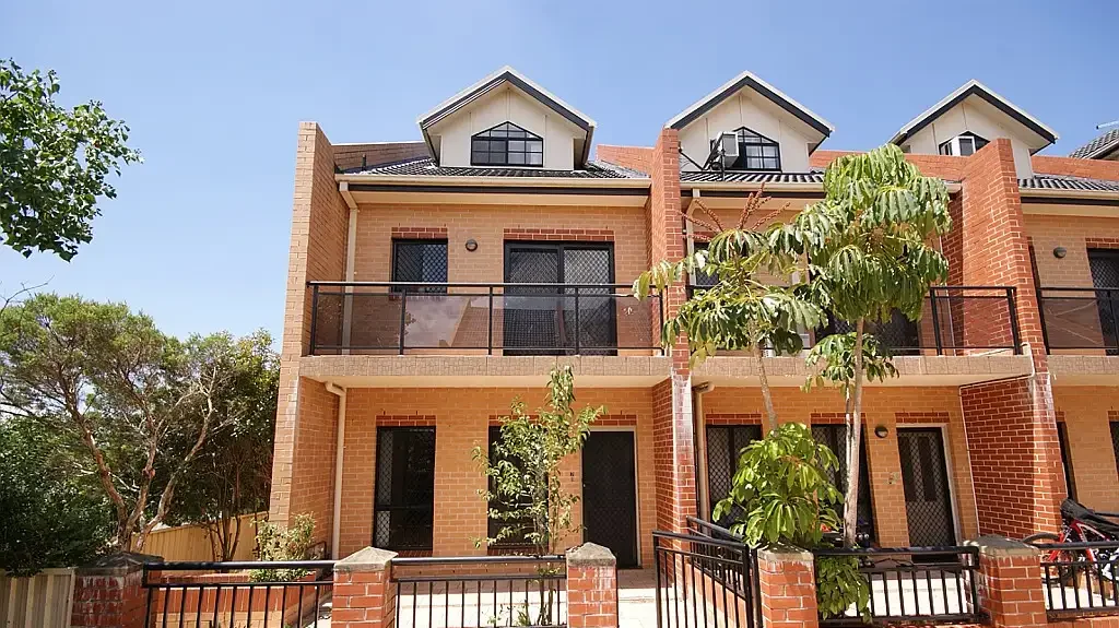 Modern Townhouse in small complex!
