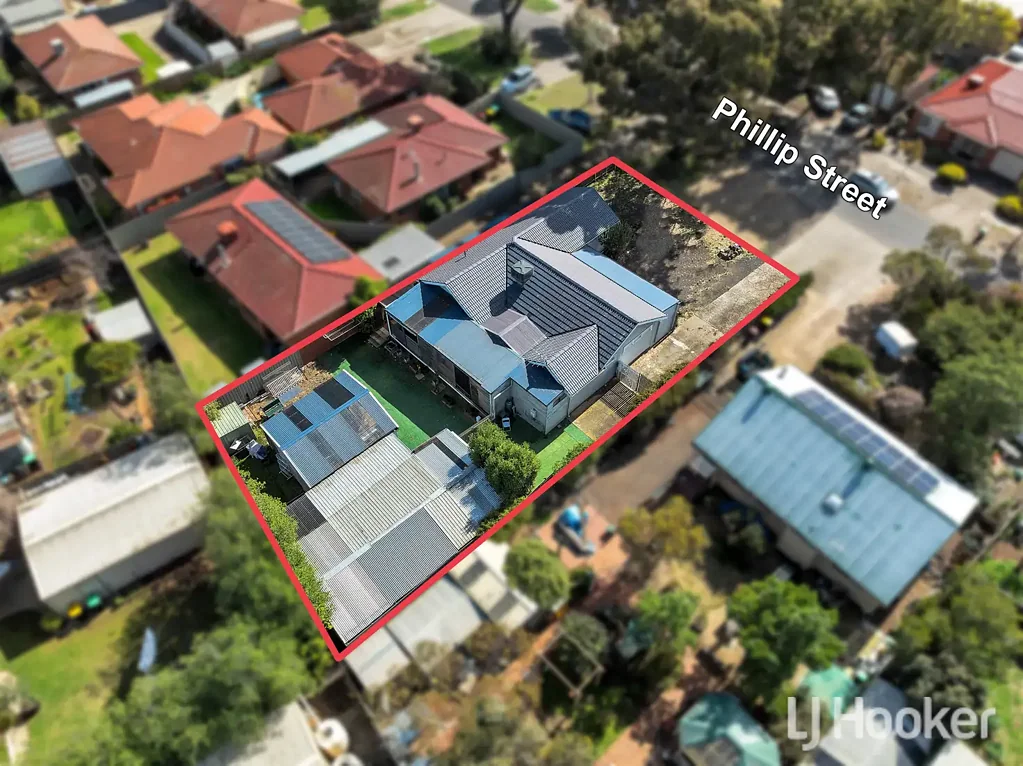 Melton South 4 Slaapkamer Spacious Family Home with Strong Rental Return (525P W) & Subdivision Potential!