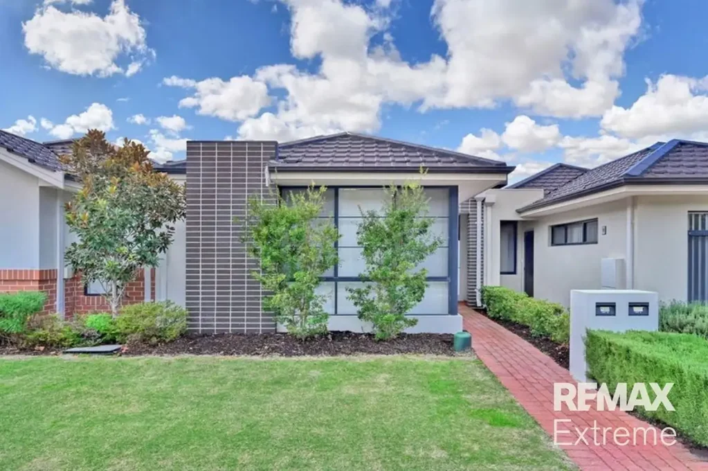 Low maintenance, Modern 3x2 Villa, Great Location!