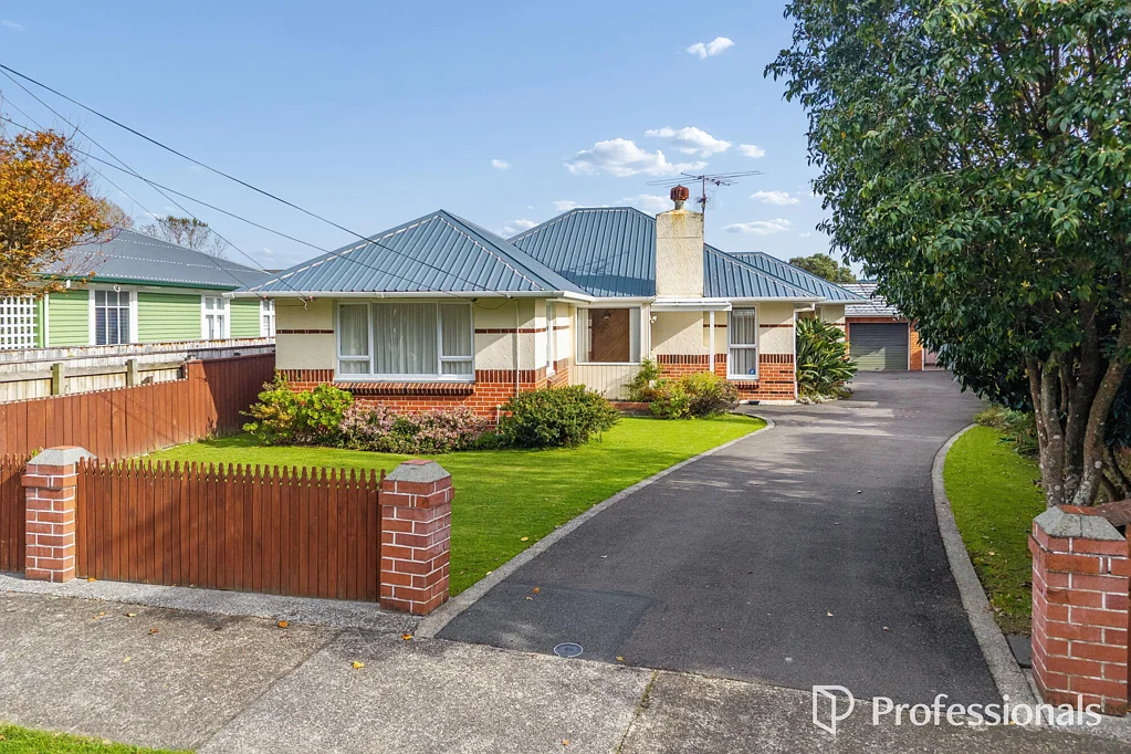 Waterloo 3房  Solid Home with Triple Garaging