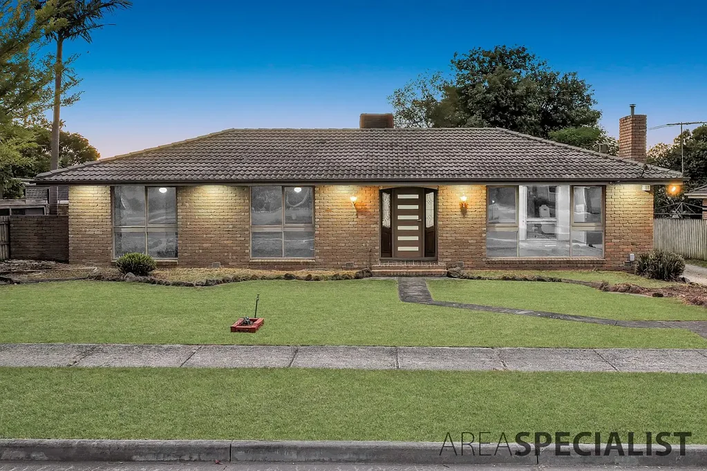 Narre Warren 4房 宁静社区精美设计 三宽敞卧室 主卧套间&步入式衣帽间 开放式厨房&露台 双车库&低维护花园 靠近湖泊学校购物中心 典范现代生活，不容错过！ Elegant Family Sanctuary with Expansive Outdoor Entertaining... STCA