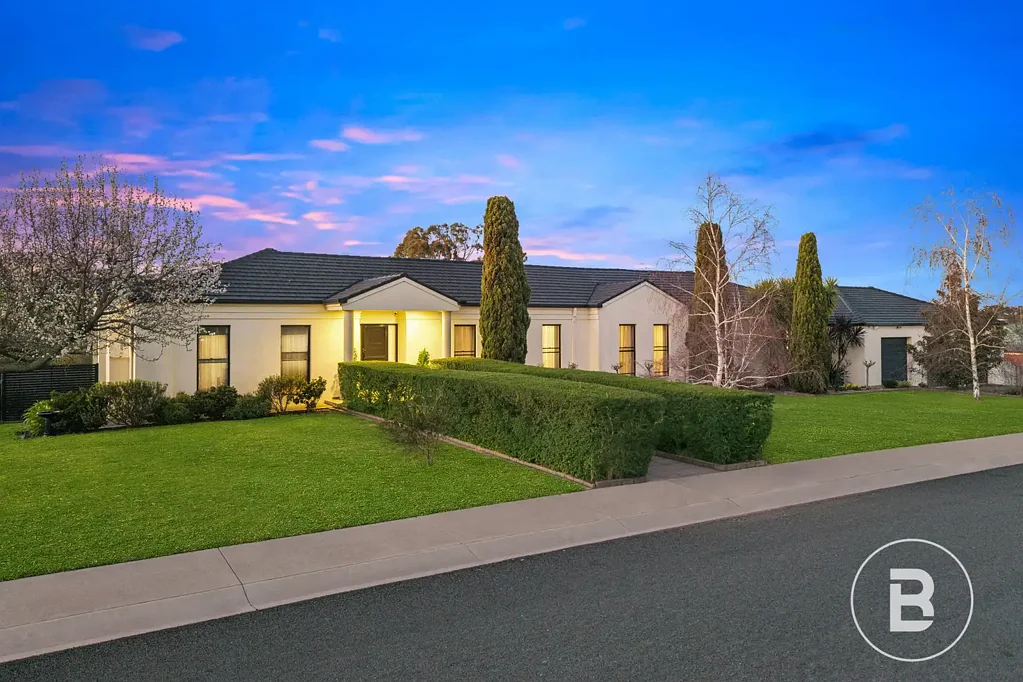 Golden Square 5 Bedroom Five-Bedroom Family Living with Pool and Space to Enjoy in Golden Square