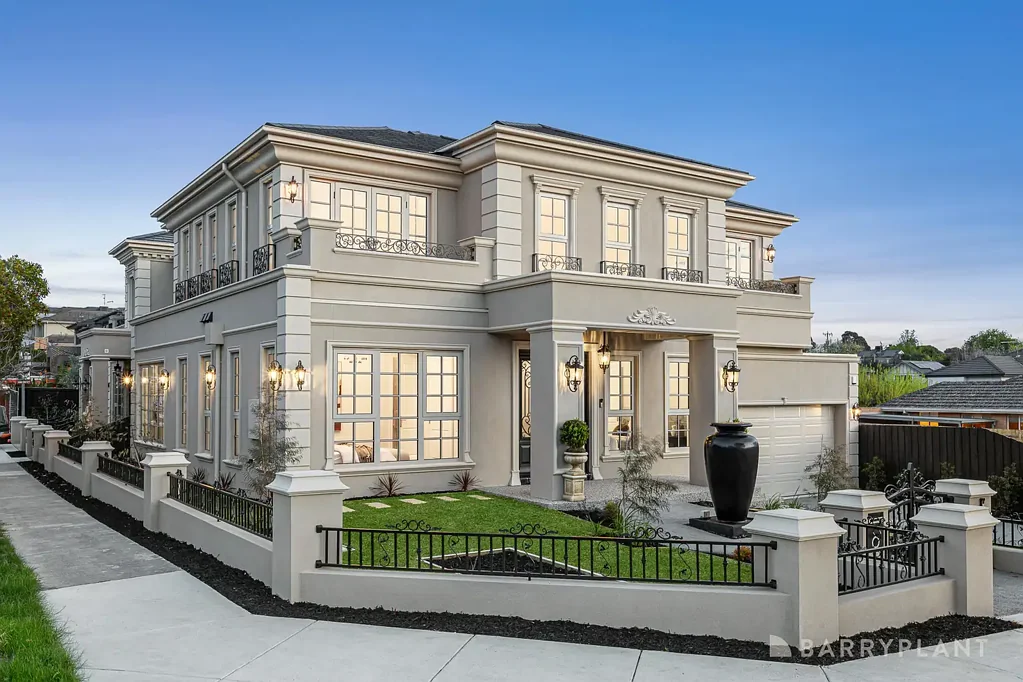 Doncaster 5कमरा Brand-new French Provincial luxury with city views.