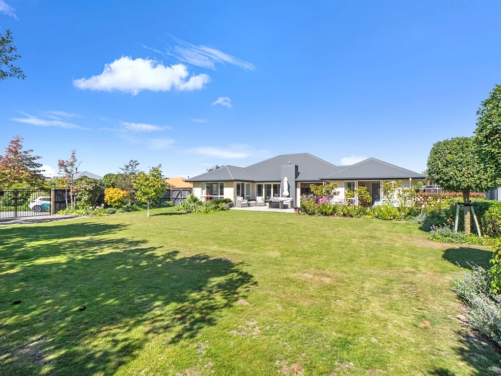 Amberley 3 Bedroom Lavish Sun Blessed Section + Extra Garaging
