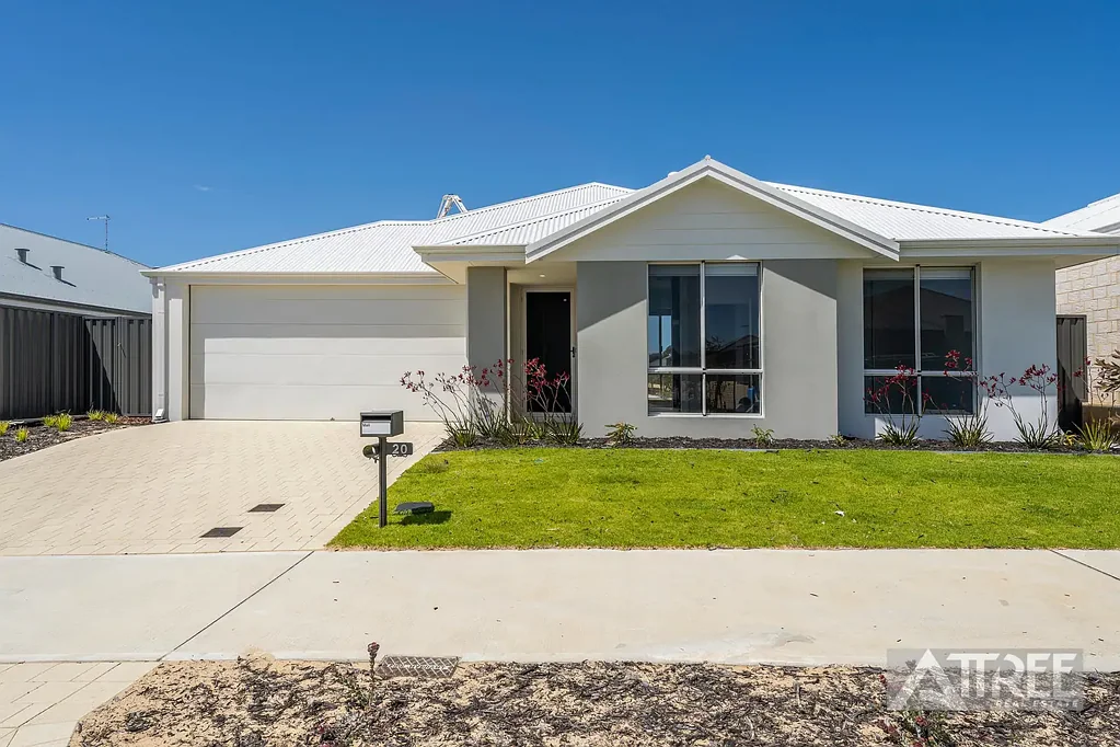 WALK TO THE BEACH – MODERN FAMILY LIVING IN A PRIME COASTAL LOCATION