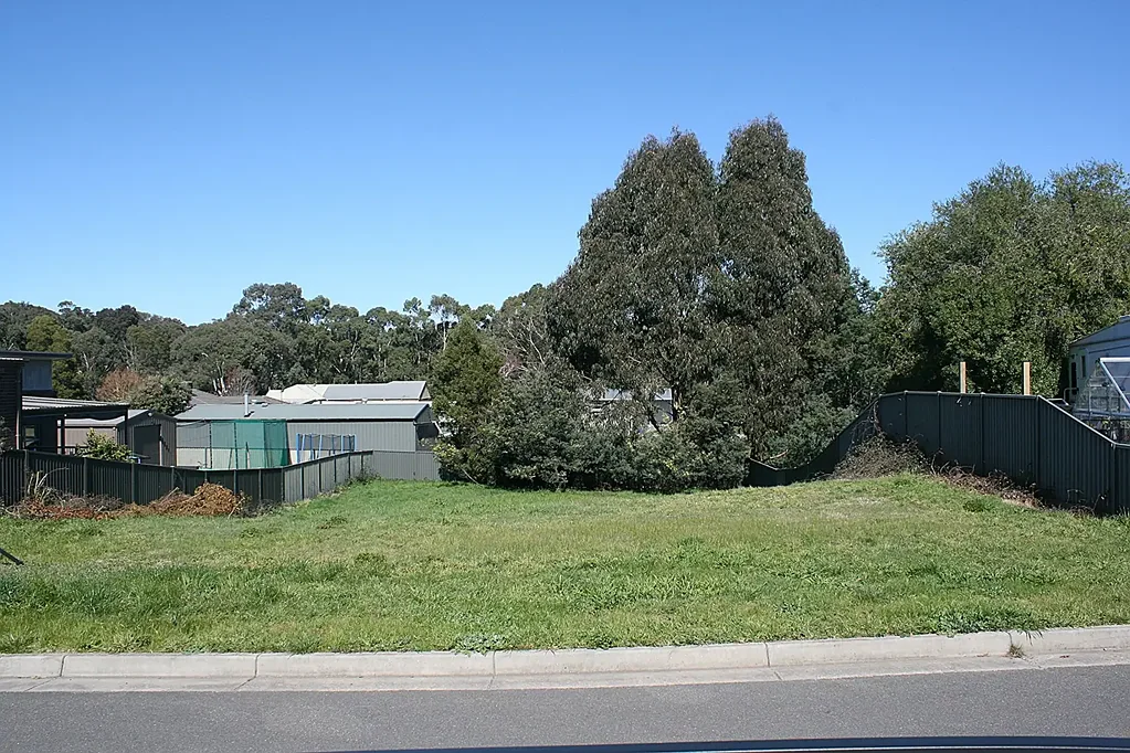 Canadian  Quiet court location with surrounding family homes