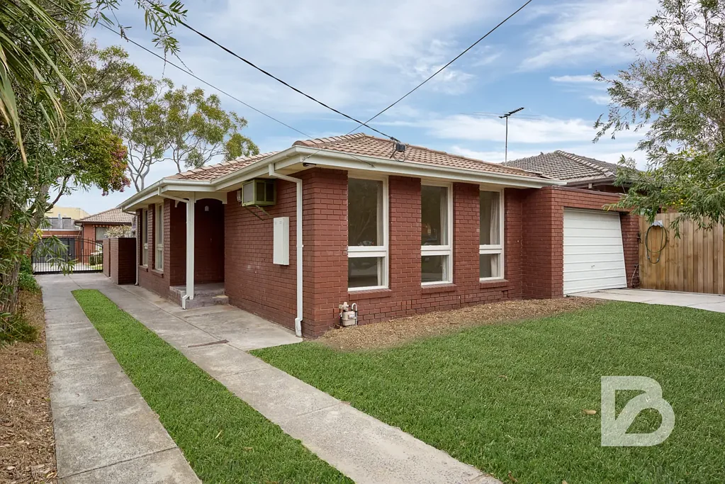 Beach, Station and An Enviable Lifestyle (6 or 12 month lease available)