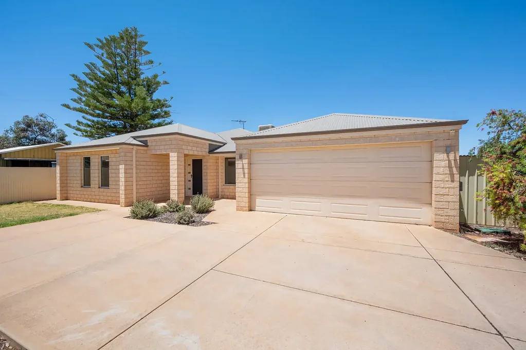 West Lamington 4ห้องนอน Set & Forget Rental Investment Property, With Existing Lease at $720pw!