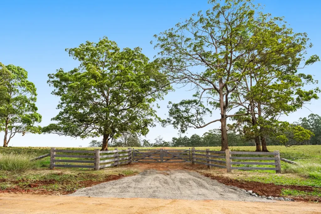 Mount Luke A Rare 4.05ha Lifestyle Opportunity with Spectacular Mountain Views