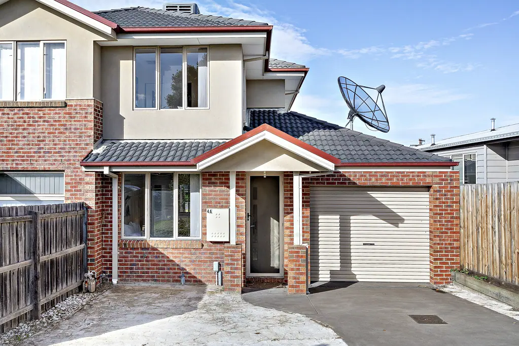 Clayton 4 Slaapkamer Location! Location! Modern Family Living with Space, Comfort & Convenience