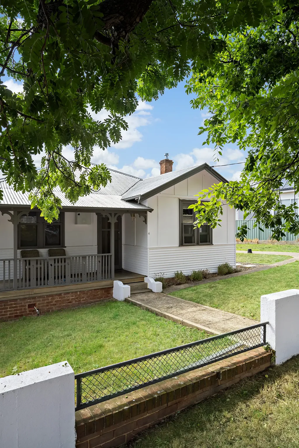 Yass 4房  Vendors have bought elsewhere. Must be Sold. 1467m2 block. DA Approval for secon