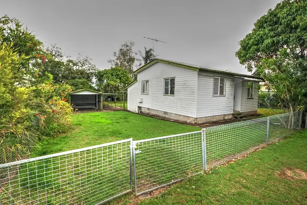 Beaudesert 2chambre Two Titles, One Opportunity – Renovate, Rebuild or Develop in Beaudesert