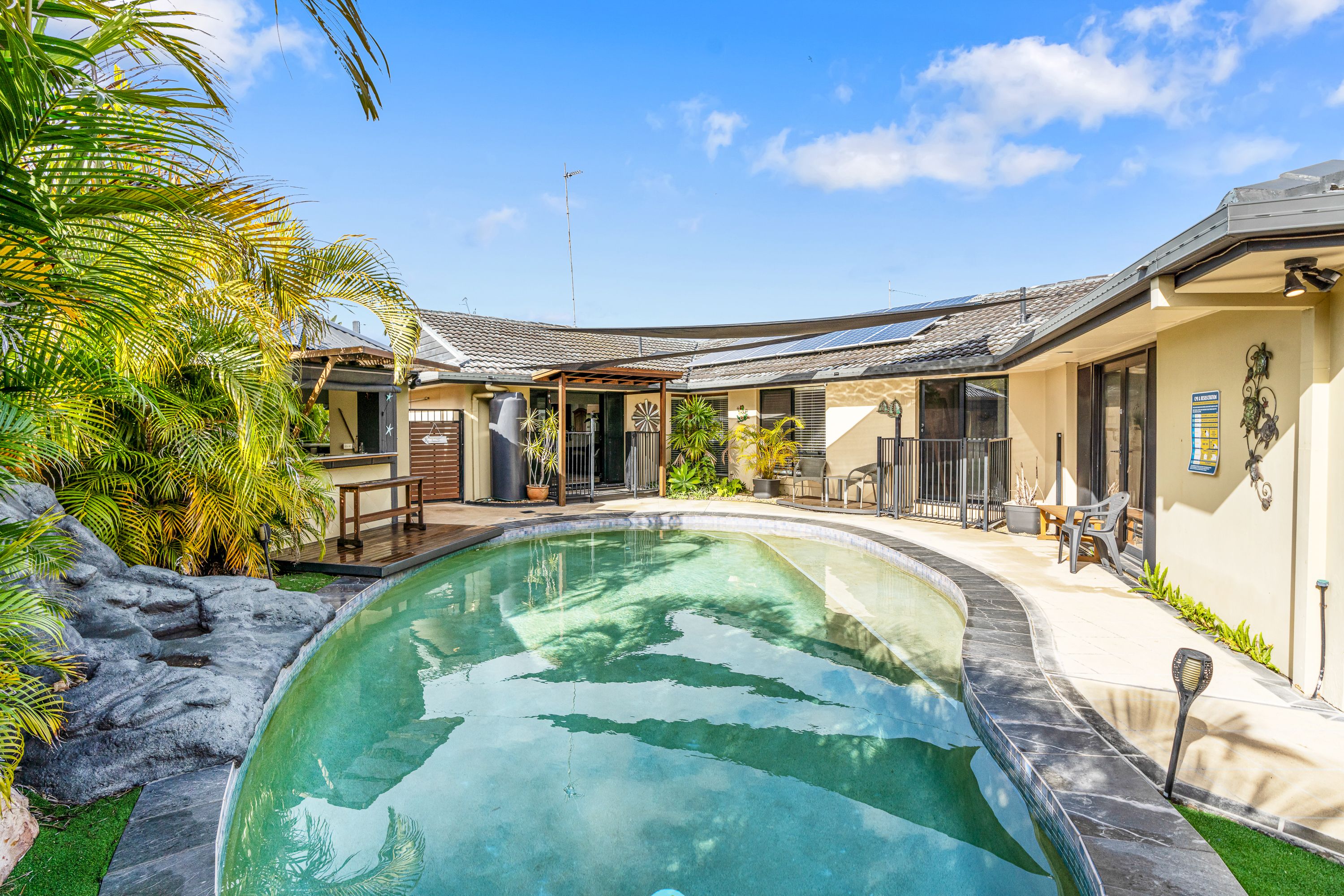 46 DUNKEITH AV, BENOWA QLD 4217, 0 rūma, 0 rūma horoi, House