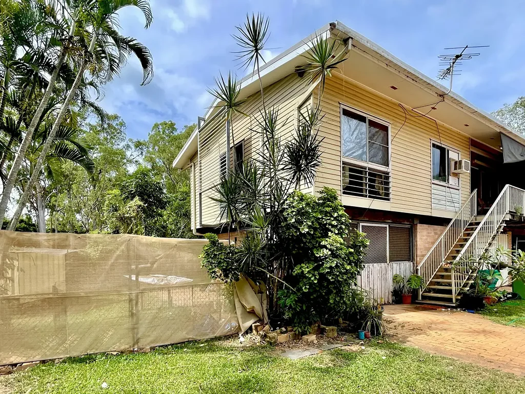 Trunding 2બેડરૂમ LOOKING FOR A 2 BEDROOM DUPLEX WITH STORAGE & SIDE ACCESS