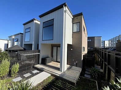 CORNER 3-BEDROOM IN CONVENIENT LOCATION + GROCERY VOUCHER!