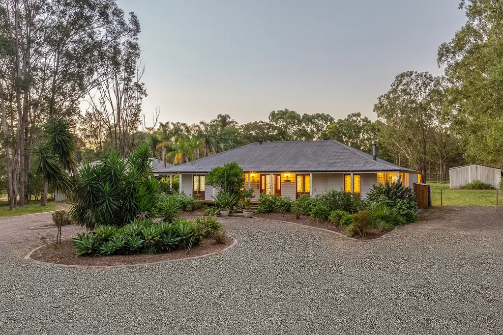 Pitt Town 3房  Lifestyle Acreage Living with Barn & Tree-Lined Estate
