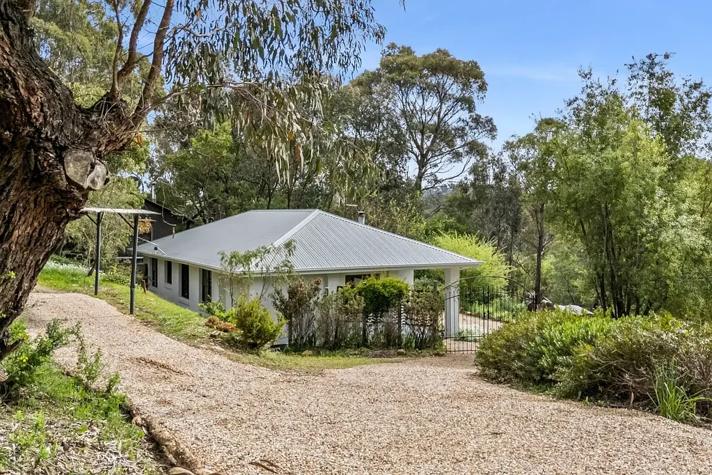 Hepburn Springs 4ਬੈੱਡਰੂਮ Your Country Charm Retreat Begins here - Endless Potential – Prime Hepburn Springs Opportunity