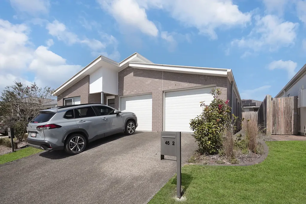 Modern Unit in Logan Reserve - Close to Everything!