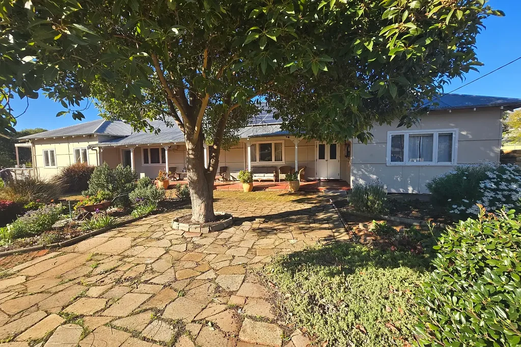 Narrogin 12 Bedroom Bella's Country Place Bed & Breakfast – 1.94 Acres of Country Charm and Opportunity