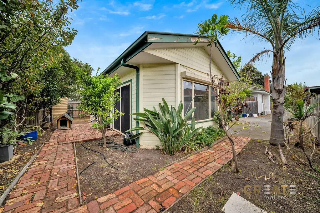 STYLISH LOW-MAINTENANCE LIVING IN A PRIME PARKSIDE LOCATION