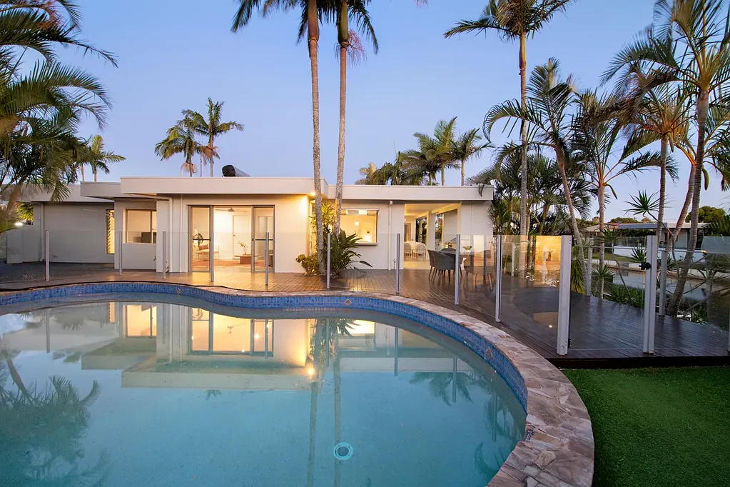 Broadbeach Waters 5બેડરૂમ LUXURIOUS RIVERFRONT RETREAT WITH SCENIC OUTLOOK
