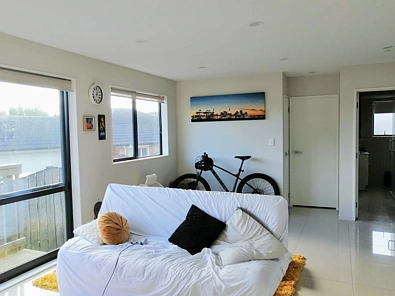 Great location in Manukau close to supermarket, school, station