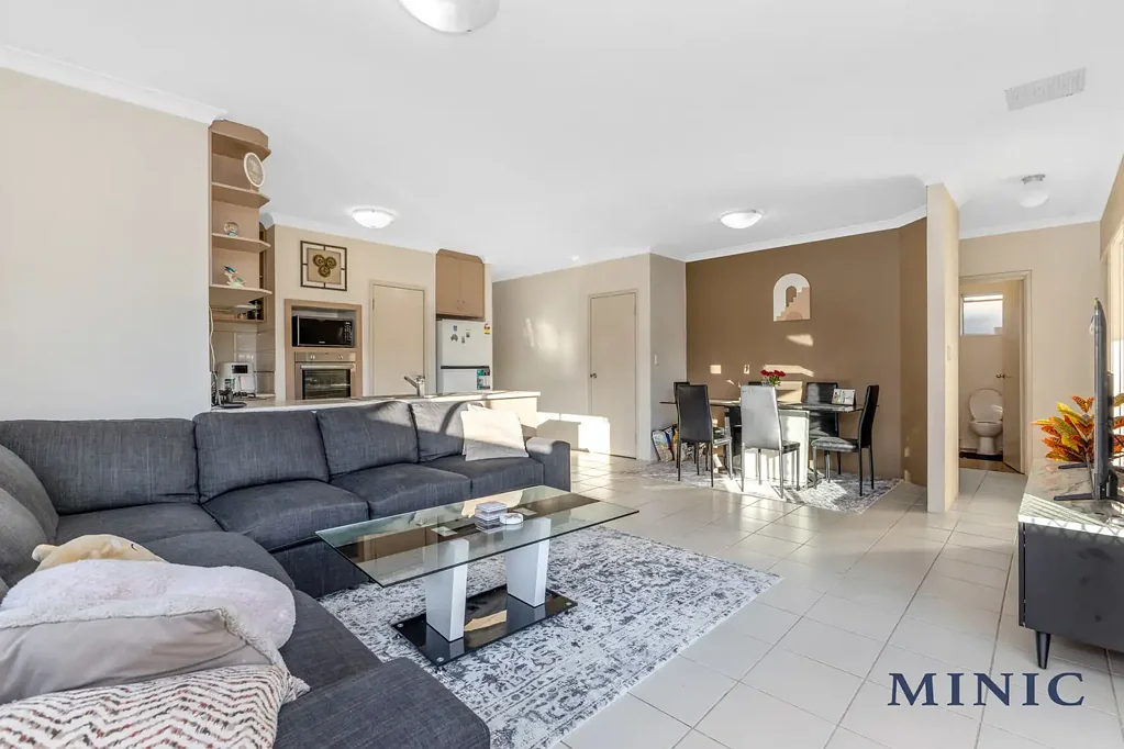 Magnificient Three Bedroom House Perfectly Located in Cannington !!