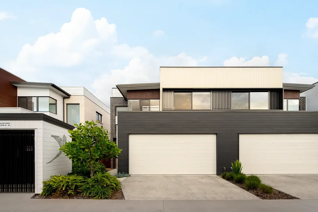 Albany Creek 3房 建筑师设计联排 3卧2.5卫 开放式布局 大型特色窗 南向后院绿洲 双车库安全通道 场地内泳池 EXQUISITE NEAR-NEW TOWN HOME IN QUIET LOCATION + POOL