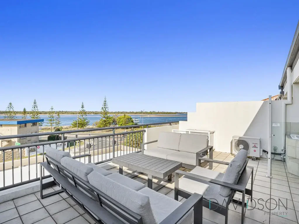 **APPLY NOW for PRE-APPROVAL** Large Penthouse on the Broadwater! – Fully Furnished