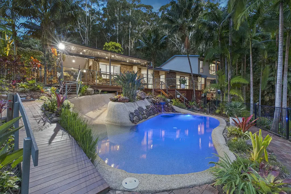 Erina 5 Slaapkamer Welcome to Your Own Private Paradise: Resort-Style Luxury Meets Bushland Tranquillity