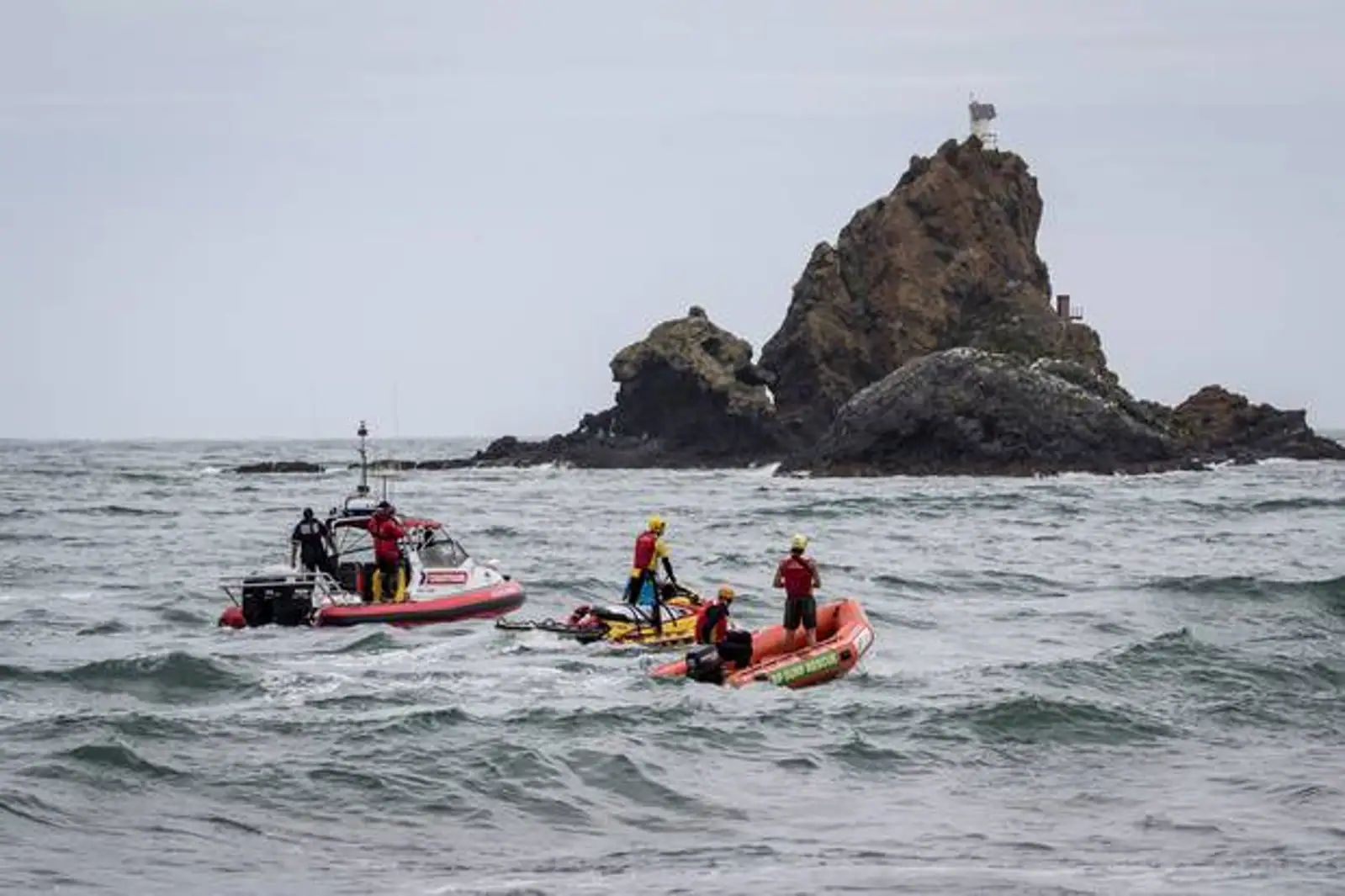 奥克兰海滩落水华裔被认定死亡，警方仍在搜寻遗体