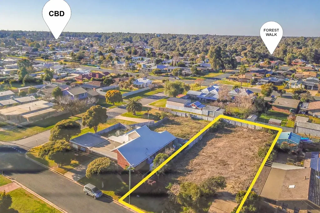 Deniliquin  Build-Ready Quarter-Acre with Back Lane Access in Popular Location