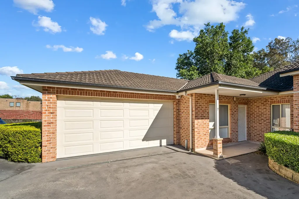 PERFECT, FAMILY SIZE TOWNHOUSE!