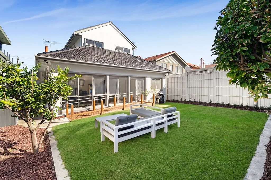 Elwood 4Kwarto First Time Offered in 46 Years – Prime Elwood Opportunity Opposite the Foreshore