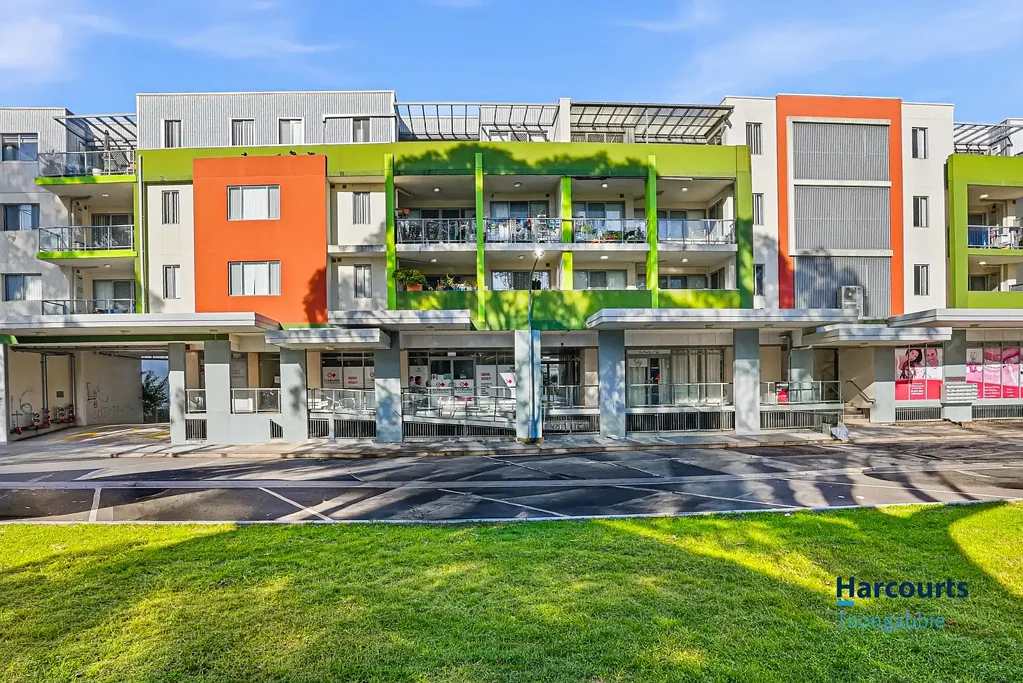 Toongabbie 2房 现代厨房石材台面 燃气电器便利生活 私人阳台主卧套间 安全建筑电梯停车 学区房近火车站 Ultimate Convenience | 350m Walk to Station | Secure Modern Luxury!