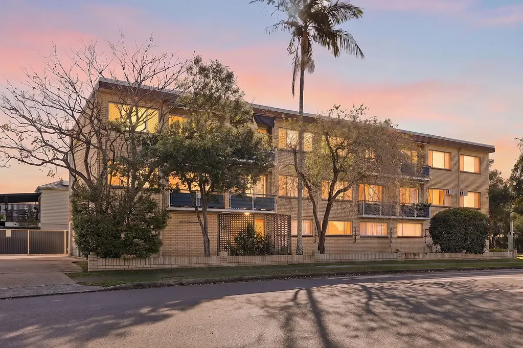 Newmarket 1房 顶层生活，城市景观，无与伦比的地理位置 Top Floor Living, City Views, Unbeatable Location