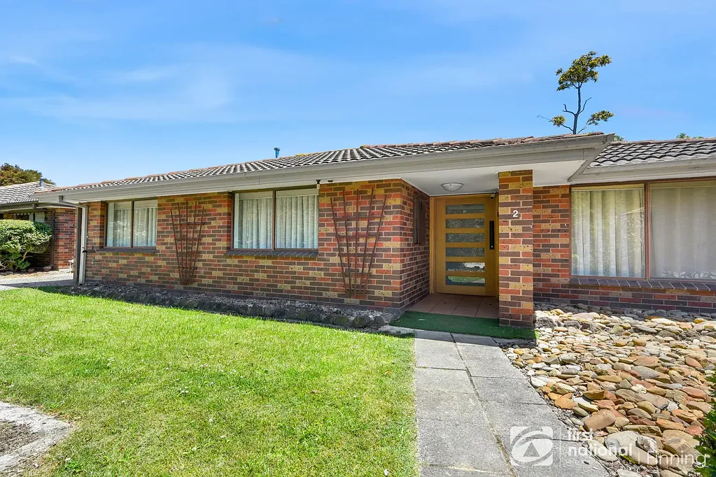 Cranbourne 2房 现代厨房电器充足 开放式起居用餐 两卧带内置衣柜 全年舒适冷暖 新铺木地板 私密庭院车位 靠近学校商圈交通 Renovated in an Exceptional Location – Walk to Everything!