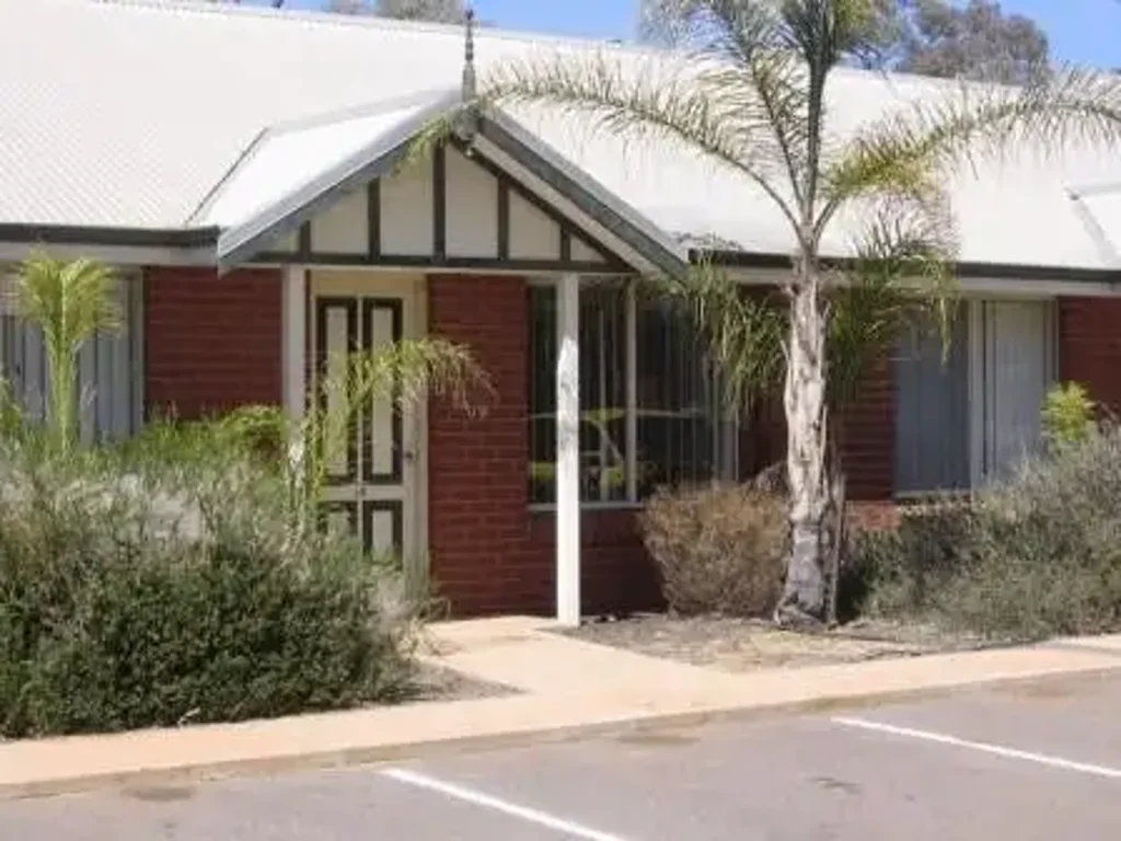 Furnished 2 x 1 In Quiet complex