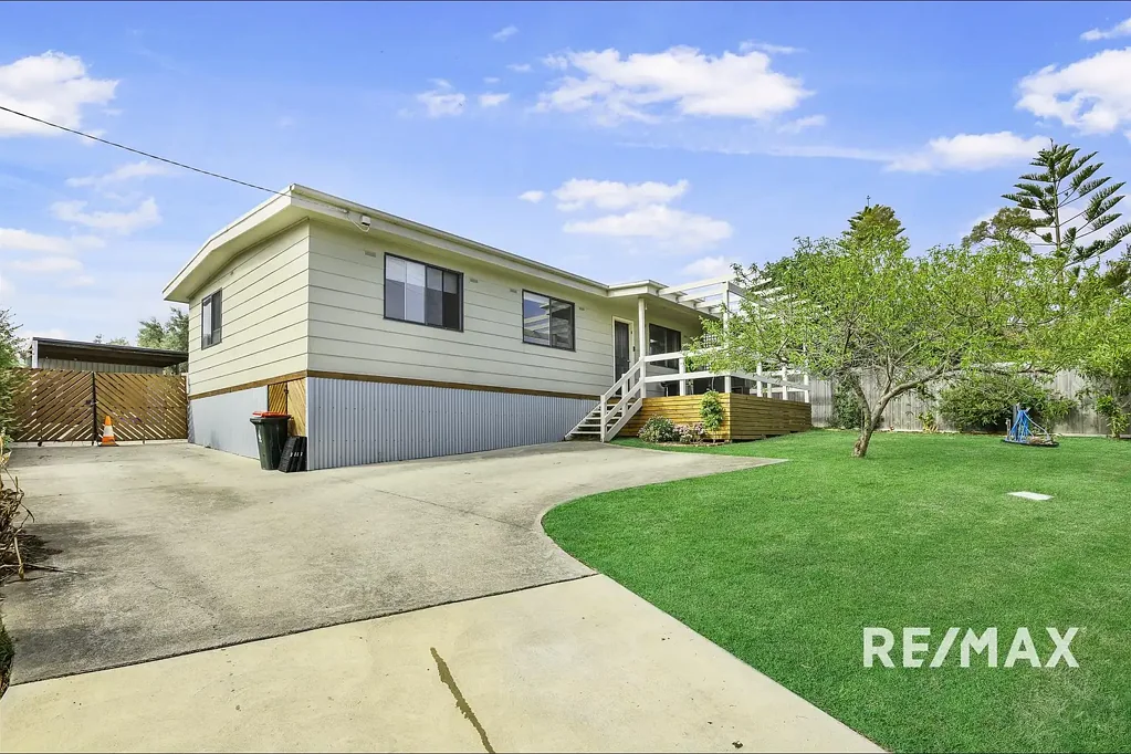 Lakes Entrance 4બેડરૂમ Stylish Home with Bungalow - A Dual-Living Opportunity!