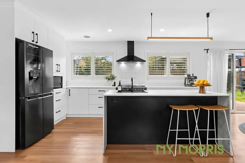 Monash 3 Slaapkamer Stylishly Renovated, Turnkey Townhouse – Prime Monash Location