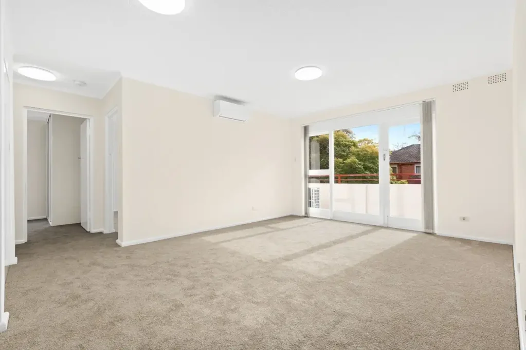 TOP FLOOR TWO BEDROOM WITH AIR CON