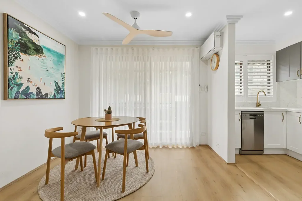 Collaroy 2房 精美翻新的海滨公寓，位于备受青睐的顶层位置 Beautifully renovated beachside apartment in a prized top-floor setting