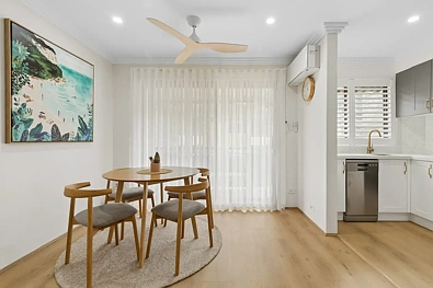 Collaroy 2chambre Beautifully renovated beachside apartment in a prized top-floor setting
