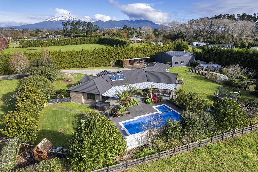Egmont Village 3ਬੈੱਡਰੂਮ Two Dwellings, One Title, Unlimited Potential