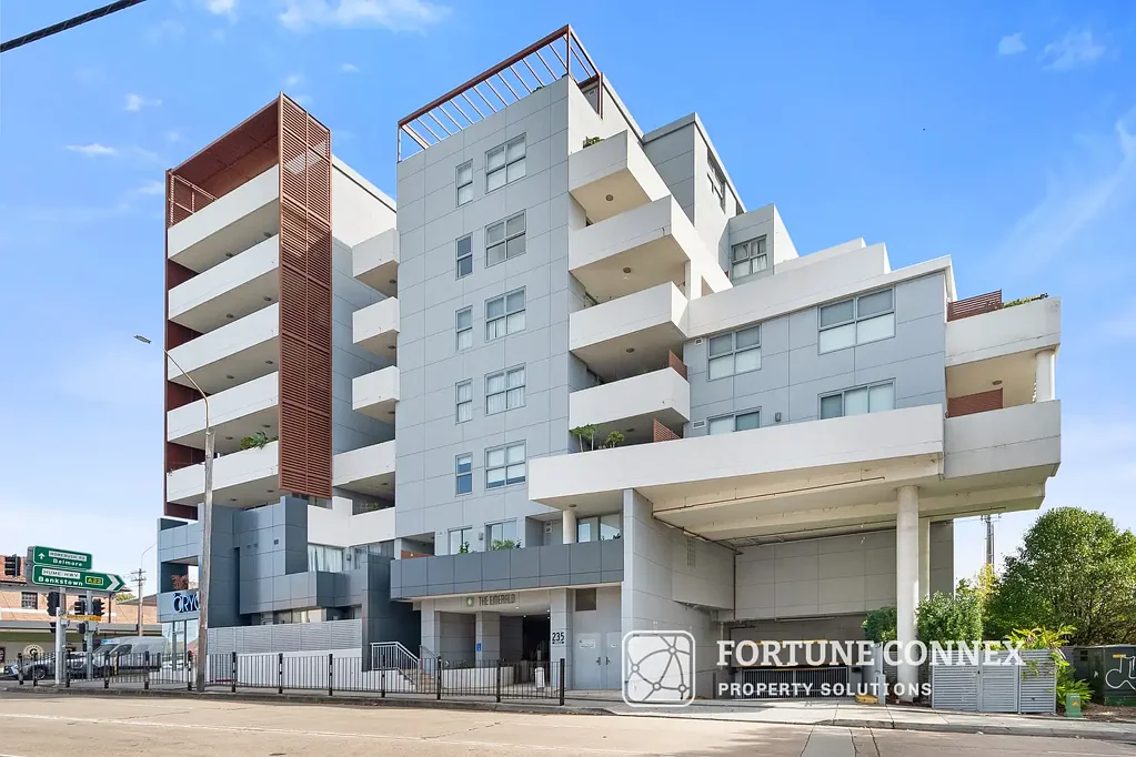 Strathfield 1房 宽敞起居临街 现代厨房石材台面 双车位有盖停车 著名学校环绕 低维护高性价比 Convenient & Comfortable Ground-Floor Residence with Large Study
