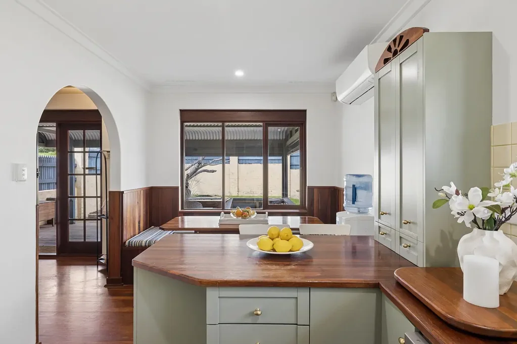 Sorrento 3房  COASTAL CHARM WITH SPACE TO ENTERTAIN
