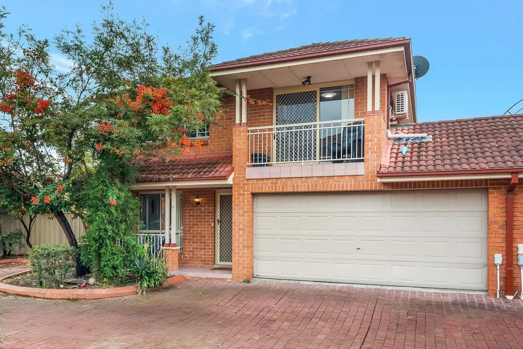Lurnea 3chambre Family living over two levels with a private backyard and double garage