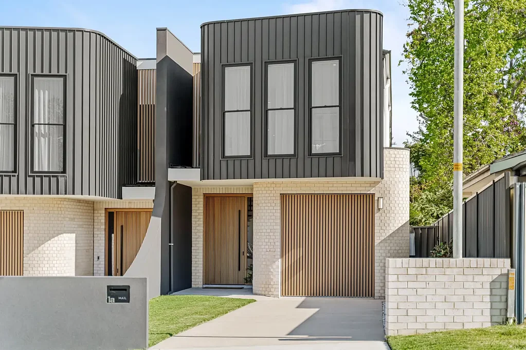 Mannering Park 5બેડરૂમ A Modern Mediterranean Masterpiece.