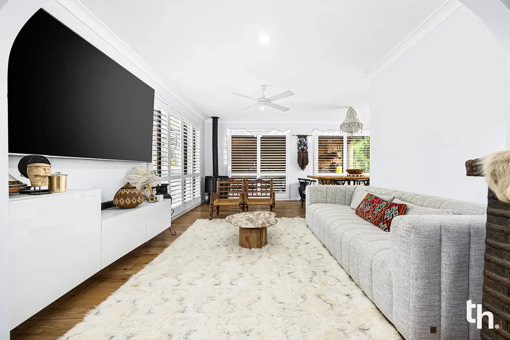 Eleebana 3 Slaapkamer Entrancing Oasis on Large, Lush Block